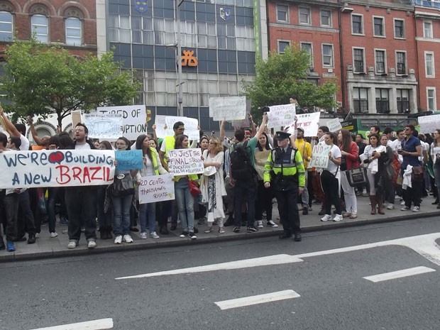 Brasileiros protestam em Dublin (Foto: Nara Soares/Vc no G1)