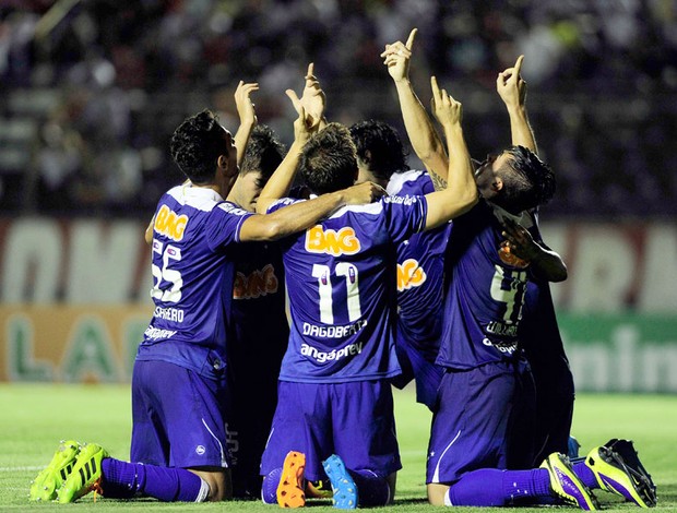 Comemoração Cruzeiro contra o Vitória (Foto: Marcos Ribolli)