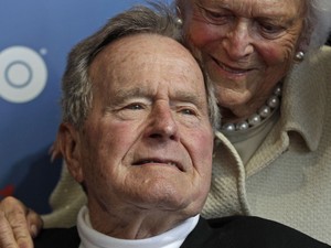 Junho de 2012 - Bush e sua mulher, Barbara, chegam para a pré-estreia de um documentário da HBO sobre a vida do ex-presidente em Kennebunkport, Maine (Foto: Charles Krupa/AP)