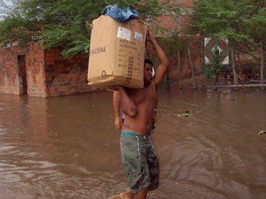 Rio transbordou e deixou 60 famílias desabrigadas em Riachão do Jacuípe (Foto: Luiz Valdoberto de Oliveira Carneiro)