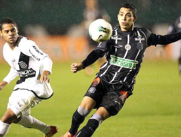 Caio do Figueirense na partida contra a Ponte Preta (Foto: Cristiano Andujar / Futura Press)