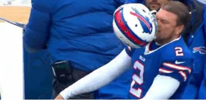 Dan Carpenter, do Bufallo Bills, acerta o próprio rosto ao jogar capacete no chão (Foto: Reprodução/NFL)