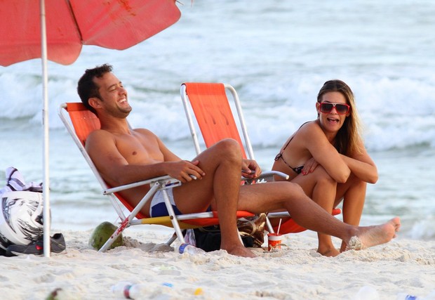 Lívia Lemos com amigo na praia (Foto: Henrique Oliveira / FotoRioNews)