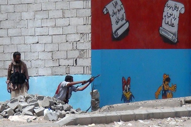 Soldado iemenita contrário aos rebeldes houthis dispara arma na cidade de Áden nesta quarta-feira (8) (Foto: Saleh Al-Obeidi/AFP)