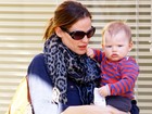 Jennifer Garner passeia e toma café com o filho Samuel