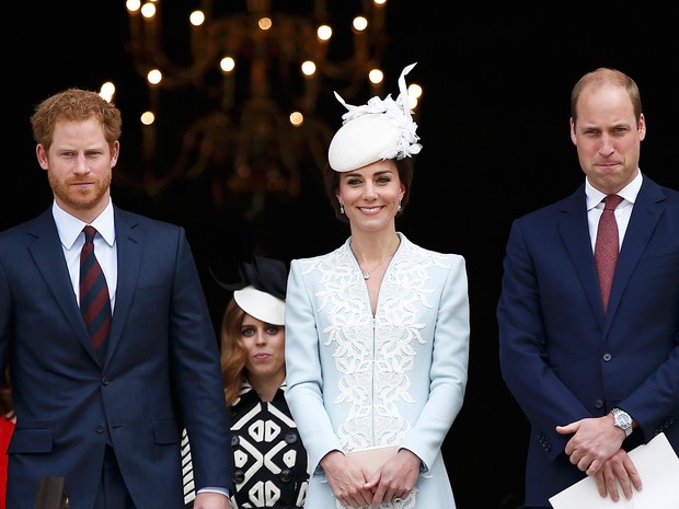 Príncipe William (à direita), sua mulher, Kate, e o príncipe Harry compareceram, à missa na catedral St Paul (Foto: Peter Nicholls/Reuters)