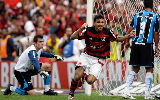 Ronaldo Angelim gol Flamengo x Grêmio 2009 (Foto: Reuters)