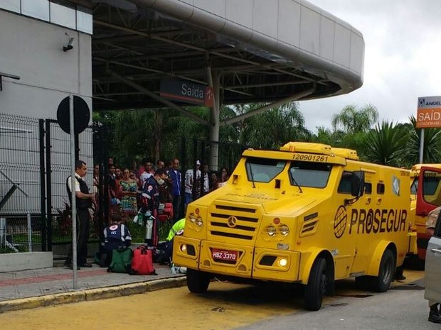 Assaltantes tentaram roubar carro forte nesta terça-feira (16) em Florianópolis (Foto: Flavio Thieves/Divulgação)