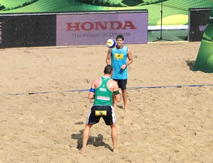 vôlei de praia Alison bate bola Polônia (Foto: Helena Rebello)