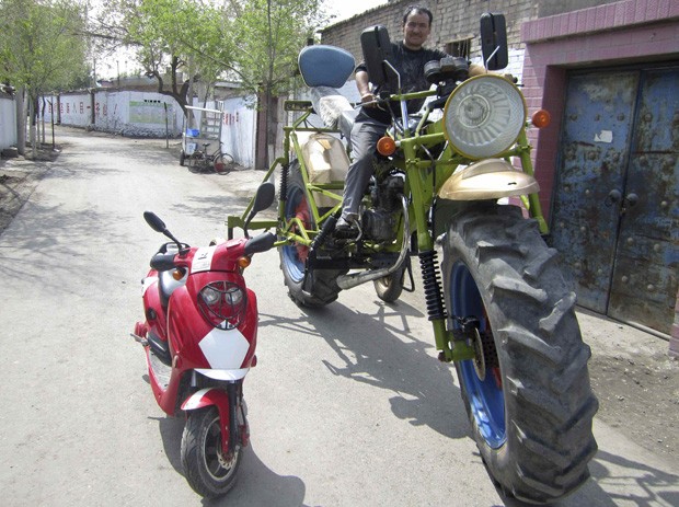 Com 4,3 m de comprimento e 300 kg, veículo de tamanho normal parece minúsculo ao ao lado 'moto monstro'  (Foto: Reuters)