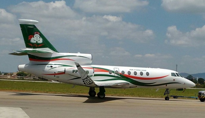 Novo presidente do Palmeiras brinca com jatinho de Nobre: 