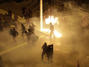 Bombas explodem durante confronto entre grupo de manifestantes e polícia no Rio de Janeiro (Foto: Ricardo Moraes/Reuters)