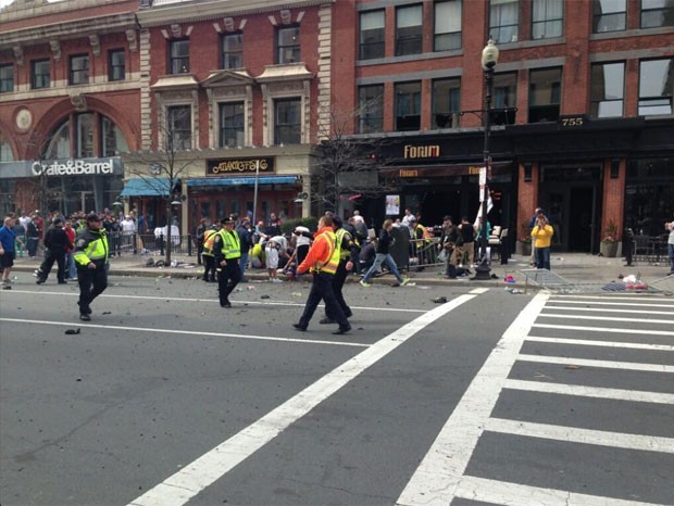 Foto mostra pessoas feridas após explosão em Boston (Foto: Reprodução/Twitter/ Jackie Bruno Jackie Bruno)