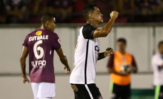 Salvador, Giovanni Augusto celebra primeiro gol: 