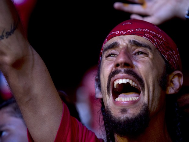 Fã se emociona e canta junto ao som de Capital Inicial no Rock in Rio 2013 (Foto: Silvia Izquierdo/AP)