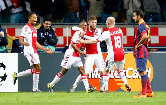 Serero comemora gol do Ajax contra o Barcelona (Foto: Agência Reuters)