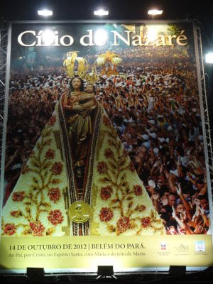 Cartaz do Círio de Nossa Senhora de Nazaré em 2012 traz multidão com mãos erguidas em oraçãoi (Foto: Evandro Santos / G1 PA)