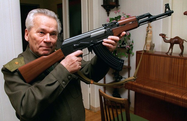 Mikhail Kalashnikov, um dos inventores de armas mais famosos do mundo, segurando o AK-47 (Foto: Vladimir Vyatkin/Arquivo/AP)