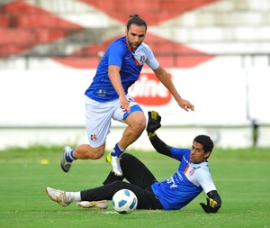 Leo Gamalho Santa cruz (Foto: Aldo Carneiro / Pernambuco Press)
