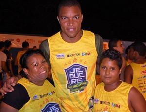 Dida posa para foto com fãs no bloco do Jeguerê (Foto: Marcilio Cerqueira/Arquivo Pessoal)