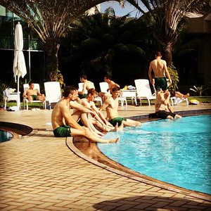 Jogadores relaxam na piscina do hotel capixaba, em dia de folga na preparação para a Copa (Foto: Reprodução/Instagram)