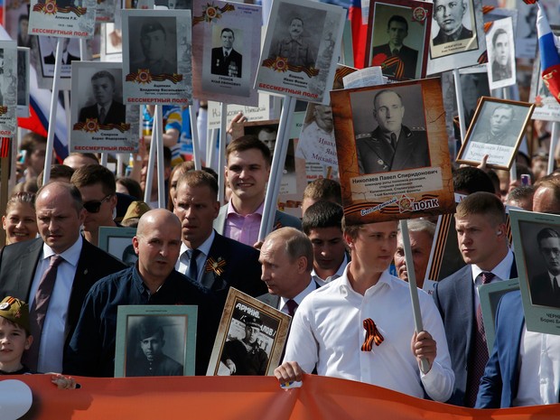 Presidente russo, Vladimir Putin, segura retrato de seu pai durante as celebrações do Dia da Vitória em Moscou (Foto: Sergei Karpukhin/Reuters) Presidente russo, Vladimir Putin, segura retrato de seu pai durante as celebrações do Dia da Vitória em Moscou (Foto: Sergei Karpukhin/Reuters)