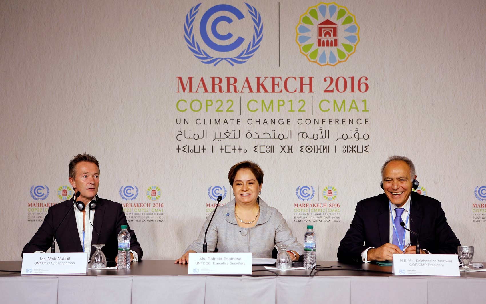 Porta-voz da convenção do clima da ONU Nick Nuttall, secretária executiva da convenção Patricia Espinosa e ministro das relações exteriores do Marrocos e presidente da COP 22 Saleheddine Mezouar participam do evento neste domingo em Marrakech, em Marrocos