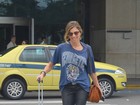 Com look despojado, Grazi Massafera desembarca no Rio e é tietada por fãs