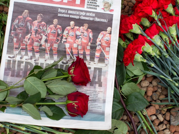 Fãs deixam flores em homenagem aos atletas mortos do Yaroslavl Locomotiv (Foto: Iliya Pitalev/RIA Novosti/Sputnik)