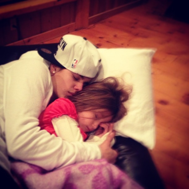 Justin Bieber dorme abraçadinho com a irmã, Jazmin (Foto: Instagram)