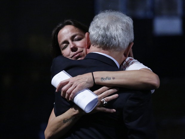 Othon recebe o abraço da diretora Roberta Richard (Foto: Ellen Soares/Gshow)