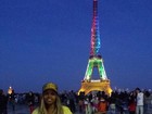 Roberta Rodrigues posa em frente à Torre Eiffel, em Paris
