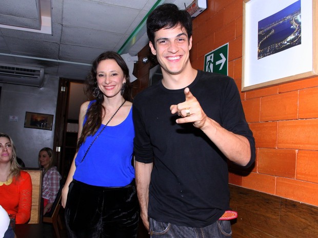 Mateus Solano e Paula Braun em bar no Rio (Foto: Alex Palarea/ Ag. News)