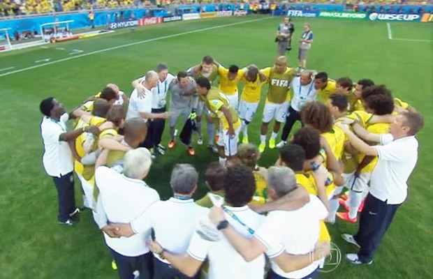 Paulinho, no centro, incentiva colegas antes dos pênaltis (Foto: TV Globo)