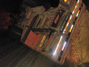 Caminhão de cebola ficou tombado na pista (Foto: Augusto Urgente)