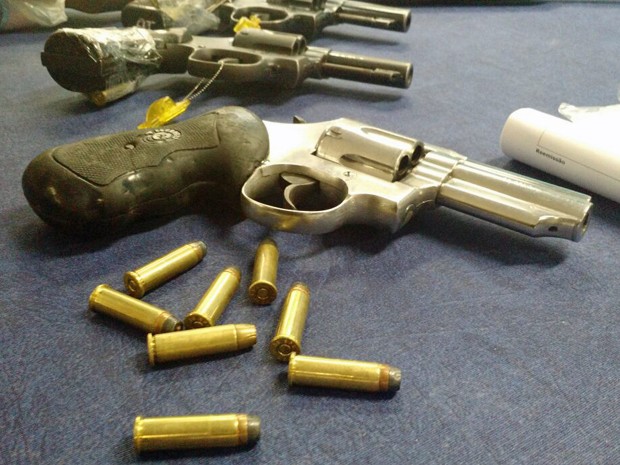 Além das prisões e apreensões, polícia também recolheu armas de fogo. (Foto: Penélope Araújo/G1)