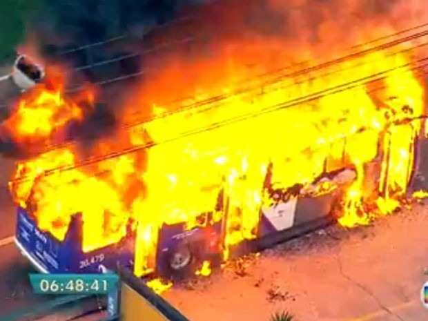 Ônibus pega fogo na Marginal Tietê (Foto: Reprodução/TV Globo)