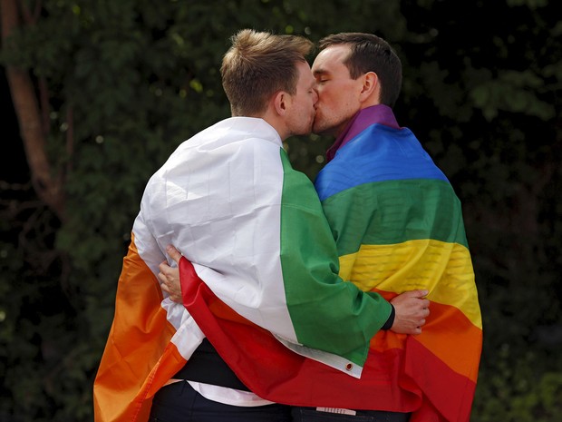 Casal comemora aprovação do referendo do casamento gay em Dublin, na Irlanda. (Foto: Cathal McNaughton/Reuters)