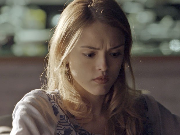 Júlia decide omitir viagem para Felipe (Foto: TV Globo) Júlia decide omitir viagem para Felipe (Foto: TV Globo)