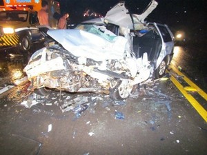 Carro ficou destruído após batida na PR-444 (Foto: Sérgio Ferreira/Mandaguari Online)