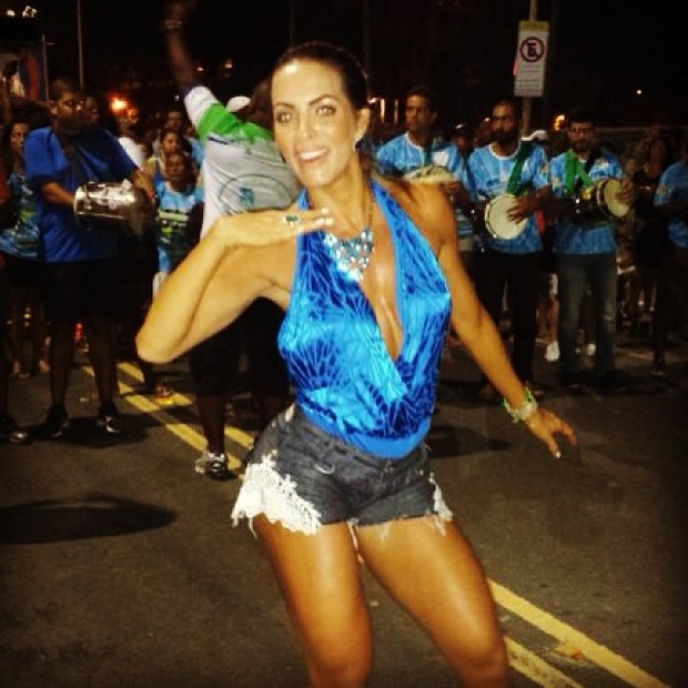 Manhattan Step in the meantime EGO - Carla Prata usa blusa decotada em ensaio na orla do Rio - notícias de  Carnaval 2014