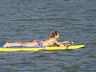 De shortinho, Grazi Massafera pratica stand up paddle em praia do Rio