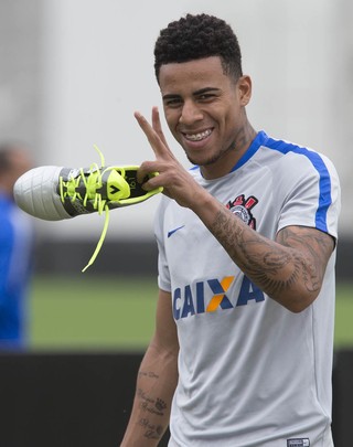 Contratado como goleador, Gustavo busca 1ª finalização no Corinthians