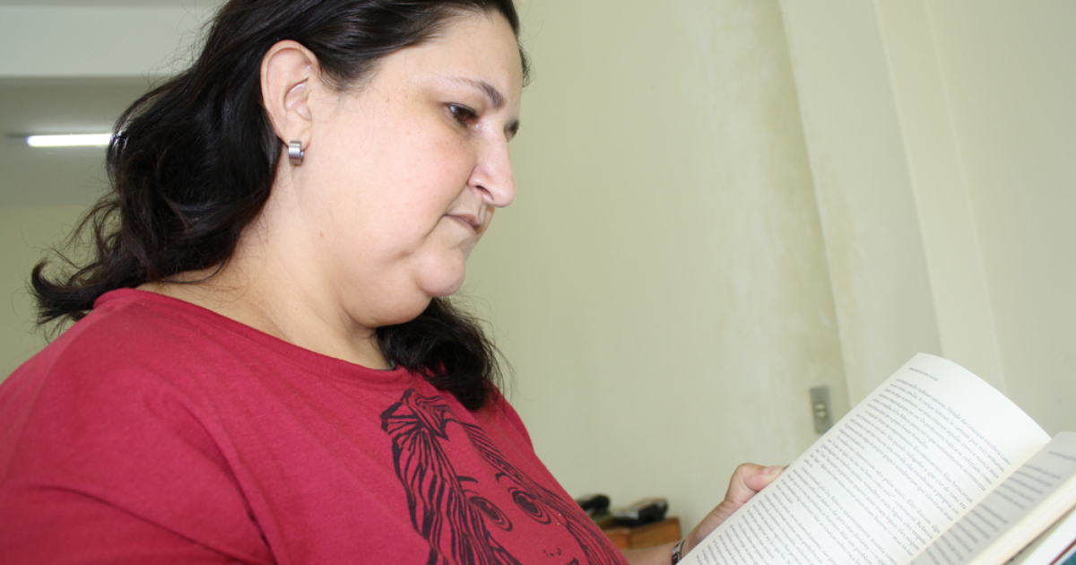 Operadora de máquinas lê 130 livros em um ano em Balneário ... - Globo.com