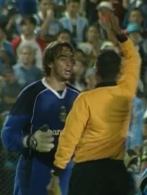 Vídeo: Com zagueiro no gol, Grêmio perde para Verdão em 2004