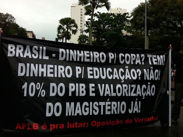 Paralelo ao desfile da Independência, grupo se reúne para protestar (Foto: Egi Santana/ G1)