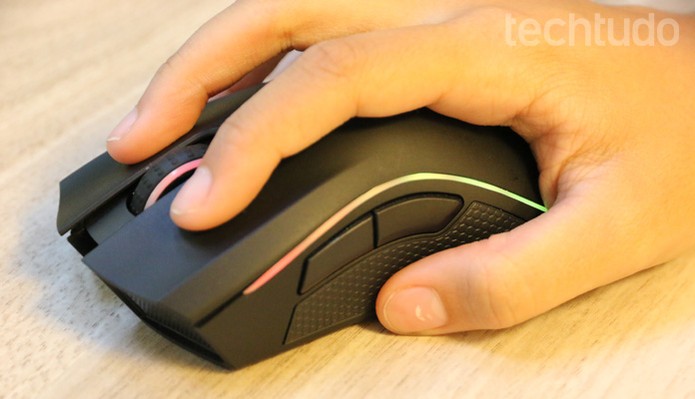 Um mouse muito grande em uma mão pequena pode provocar lesões (Foto: Caio Bersot/TechTudo)