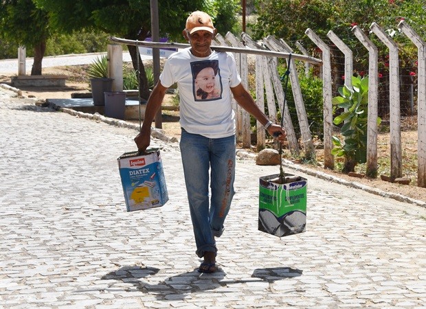 No município de Francisdo Dantas, o agricultor aposentado Francisco Fagundes, de 66 anos, busca água em poços públicos para os afazeres domésticos   (Foto: Anderson Barbosa e Fred Carvalho/G1)