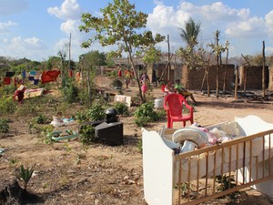 Moradores conseguiram salvar poucas coisas das casas (Foto: Ellyo Teixeira/G1)