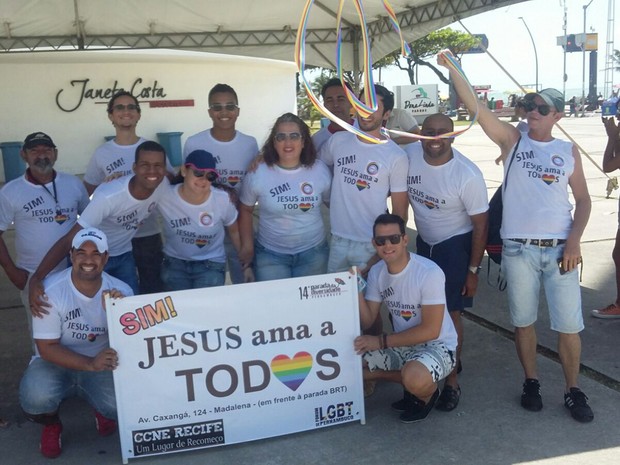 Pastor que largou a igreja por ser gay evangeliza na Parada da Diversidade (Foto: Katherine Coutinho/G1)